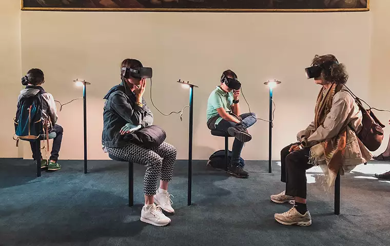 some people are using virtual reality headset