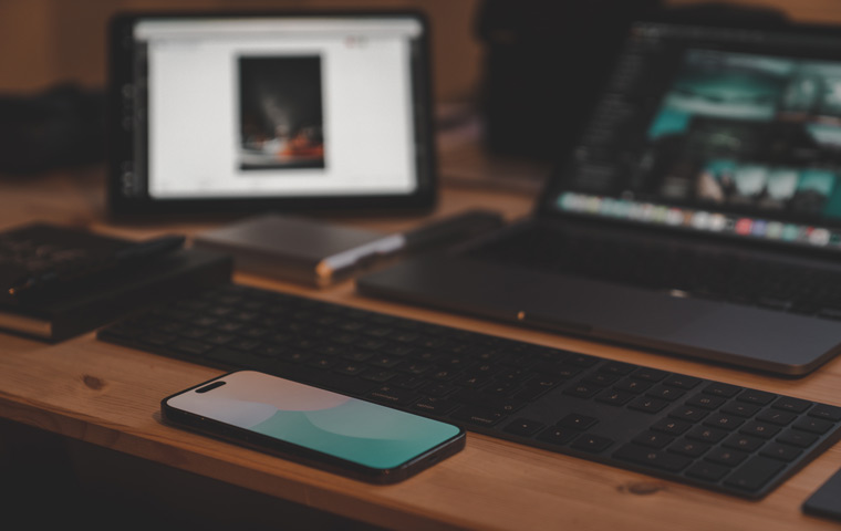A photo of a mac os and iPhone on the table